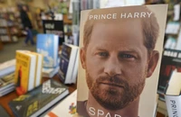 Cuốn sách mới của Hoàng tử Harry có tên “Spare” trưng bày tại cửa hàng sách của ở thành phố Freeport, bang Maine (Mỹ) ngày 10-1. Ảnh: AP