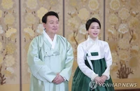 Tổng thống Yoon Suk Yeol và đệ nhất phu nhân Kim Keon Hee chúc Tết người dân trong trang phục truyền thống của nước này ngày 21-1. Ảnh: YONHAP