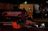 Lực lượng cứu hộ tại hiện trường vụ xả súng ở TP Monterey Park, bang California đêm 21-1. Ảnh: CNN