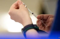 FDA Mỹ đề xuất tiêm vaccine COVID-19 mỗi năm như bệnh cúm. Ảnh: REUTERS
