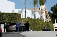 Cảnh sát tại hiện trường vụ nổ súng sáng 28-1 ở khu phố Beverly Crest, TP Los Angeles bang California (Mỹ). Ảnh: AP