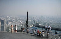 Thủ đô Bangkok (Thái Lan) chìm trong mù sương nhìn từ đài quan sát trên đỉnh Tòa nhà King Power Mahanakhon ở trung tâm thành phố ngày 1-2. Ảnh: CHANNEL NEWSASIA