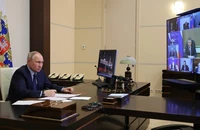 Tổng thống Nga Vladimir Putin chủ trì cuộc họp về khôi phục cơ sở hạ tầng dân cư ở các vùng biên giới ngày 1-2. Ảnh: SPUTNIK