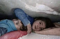 Bé gái 7 tuổi ở Syria che chắn cho em trai giữa đống đổ nát suốt nhiều giờ liền. Ảnh: TWITTER