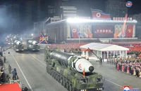 Tên lửa đạn đạo xuyên lục địa Hwasong-17 tại cuộc duyệt binh kỷ niệm 75 năm thành lập quân đội Triều Tiên ở Quảng trường Kim Nhật Thành ở thủ đô Bình Nhưỡng (Triều Tiên) tối 8-2. Ảnh: KCNA