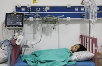 Bé Tariq Haidar điều trị tại một bệnh viện ở TP Afrin (Syria) ngày 9-2. Ảnh: REUTERS