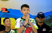 Cậu bé Duangpetch Promthep giới thiệu bản thân trong cuộc họp báo ở tỉnh Chiang Rai (Thái Lan) ngày 18-7-2018. Ảnh: REUTERS
