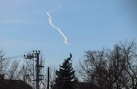 Một vệt tên lửa được nhìn thấy trên bầu trời thủ đô Kiev (Ukraine) ngày 15-2. Ảnh: REUTERS