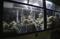 Quân nhân Ukraine trên xe buýt sau khi rời nhà máy thép Azovstal ở TP Mariupol ngày 20-5-2022. Ảnh: AP