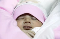 Bé Afraa - cô bé chào đời trong trận động đất ở Syria. Ảnh: REUTERS