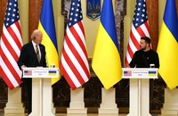 Tổng thống Mỹ Joe Biden và Tổng thống Ukraine Volodymyr Zelensky tham dự một cuộc họp báo ở Kiev ngày 20-2. Ảnh: CNN 