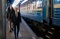 Tổng thống Mỹ Joe Biden đến nhà ga thủ đô Kiev trong chuyến thăm Ukraine ngày 20-2. Ảnh: AFP