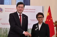 Bộ trưởng Ngoại giao Trung Quốc Tần Cương (trái) và người đồng cấp Indonesia - bà Retno Marsudi tại thủ đô Jakarta (Indonesia) ngày 22-2. Ảnh: REUTERS
