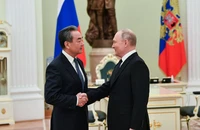 Tổng thống Nga Vladimir Putin (phải) gặp Chủ nhiệm Văn phòng Ủy ban Công tác Đối ngoại Trung ương đảng Cộng sản TQ Vương Nghị tại thủ đô Moscow ngày 22-2. Ảnh: TÂN HOA XÃ