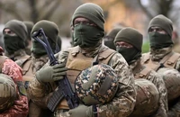 Lực lượng vũ trang Ukraine chuẩn bị cho một buổi lễ đánh dấu 1 năm kể từ khi xung đột Nga-Ukraine bùng nổ tại một căn cứ huấn luyện ở TP Salisbury (Anh). Ảnh: REUTERS
