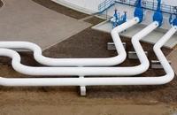 Các đường ống tại một trạm bơm dầu của đường ống Druzhba, ở làng Adamowo (Ba Lan). Ảnh: REUTERS