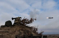 Lực lượng Ukraine bắn tên lửa chống tăng Javelin trong một cuộc tập trận vào năm 2022. Ảnh: REUTERS