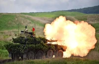 Xe tăng Type 16 của Nhật tập trận bắn đạn thật vào tháng 5-2020. Ảnh: AFP