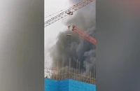 VIDEO: Thót tim khoảnh khắc dùng cần cẩu giải cứu công nhân mắc kẹt trong đám cháy
