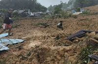VIDEO: Lở đất ở Indonesia, 15 người thiệt mạng 