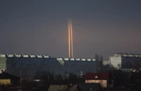 Ba quả pháo nhìn thấy từ tỉnh Kharkiv (Ukraine) sáng sớm 9-3. Ảnh: AP