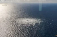 Rò rỉ khí gas tại đường ống dẫn khí đốt Nord Stream 2 trên biển Baltic ngày 27-9-2022. Ảnh: REUTERS