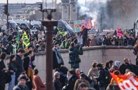 Biểu tình phản đối tăng tuổi nghỉ hưu ở thủ đô Paris (Pháp) ngày 16-3. Ảnh: NDTV