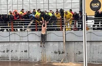 Video: Nước lũ phá đôi đoạn đường, làm lật container trong tích tắc 
