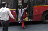 'Vũ khí tí hon' bảo vệ phụ nữ Ấn Độ khỏi nạn quấy rối