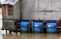 'Nhà vệ sinh nổi' tại Biển Hồ