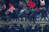 Đụng độ giữa cảnh sát và các nhóm vô chính phủ trên đường phố Paris hôm 23-3. Ảnh: REUTERS