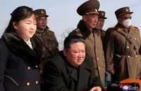 Nhà lãnh đạo Triều Tiên Kim Jong-un và con gái theo dõi một cuộc tập trận tên lửa trong bức này KCNA công bố ngày 20-3. Ảnh: KCNA