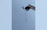 VIDEO: Thót tim khoảnh khắc dây bungee bị đứt khi nhảy từ độ cao 30 m 
