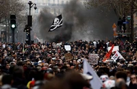 Cuộc biểu tình phản đối tăng tuổi nghỉ hưu ở thủ đô Paris (Pháp) hôm 23-3. Ảnh: REUTERS