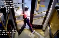 VIDEO: Bé gái bị xe buýt kéo lê sau khi chân vướng vào cửa 