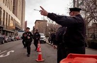Cảnh sát canh gác tại một công viên đối diện Văn phòng công tố quận Manhattan ở TP New York (Mỹ) ngày 2-4. Ảnh: THE NEW YORK TIMES