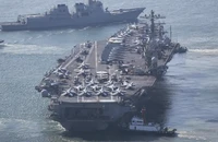 Tàu sân bay chạy bằng năng lượng hạt nhân USS Nimitz của Hải quân Mỹ rời căn cứ hải quân ở TP cảng Busan (Hàn Quốc) ngày 2-4. Ảnh: YONHAP