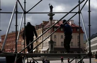 Các công nhân lắp ráp màn hình phía trước Lâu đài Hoàng Gia ở thủ đô Warsaw (Ba Lan) để chuẩn bị cho chuyến thăm của Tổng thống Ukraine Volodymyr Zelensky ngày 4-4. Ảnh: REUTERS