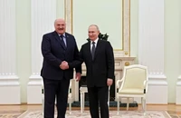 Tổng thống Nga Vladimir Putin (phải) và Tổng thống Belarus - ông Alexander Lukashenko ở thủ đô Moscow (Nga) ngày 5-4. Ảnh: REUTERS