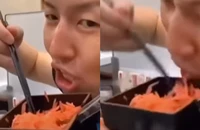 Thực khách bị bắt vì nhúng đũa vào bát gừng dùng chung 
