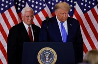 Ông Donald Trump (phải) và ông Mike Pence nhận xét về kết quả ban đầu của cuộc bầu cử tổng thống Mỹ năm 2020 tại Phòng phía Đông của Nhà Trắng, thủ đô Washington D.C (Mỹ) ngày 4-11-2020. Ảnh: REUTERS