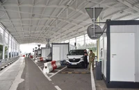 Một người đàn ông nói chuyện với một thành viên của Lực lượng Biên phòng Ukraine tại cửa khẩu biên giới Ukraine-Ba Lan ở TP Lviv (phía tây Ukraine) ngày 16-8-2022. Ảnh: REUTERS
