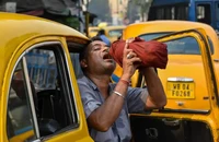 Một tài xế taxi nghỉ ngơi trong thời tiết nắng nóng ở TP Kolkata (bang West Bengal, Ấn Độ) Ảnh: THE GUARDIAN