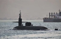 Tàu USS Florida đi qua Kênh đào Suez ngày 7-4. Ảnh: AFP