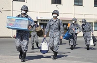 Binh sĩ thuộc Lực lượng Phòng vệ Nhật (SDF) triển khai các đơn vị PAC-3 tới tỉnh Okinawa từ Cảng Hakata ở (TP Fukuoka, Nhật) vào sáng 23-4. Ảnh: KYODO