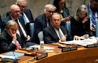 Ngoại trưởng Nga Sergei Lavrov (giữa) ngồi cạnh Tổng thư ký LHQ Antonio Guterres (trái) trong cuộc họp của HĐBA LHQ tại TP New York (Mỹ) ngày 24-4. Ảnh: AFP