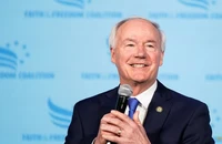 Cựu Thống đốc bang Arkansas (Mỹ) - ông Asa Hutchinson phát biểu tại một buổi lễ ở TP West Des Moines, bang Iowa (Mỹ) ngày 22-4. Ảnh: REUTERS