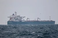 Tàu chở dầu Advantage Sweet treo cờ Marshall Islands di chuyển tại biển Marmara (Thổ Nhĩ Kỳ) ngày 10-1. Ảnh: REUTERS