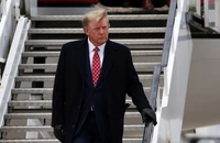 Cựu Tổng thống Mỹ Donald Trump tại Sân bay Quốc tế Aberdeen (Scotland) ngày 1-5. REUTERS