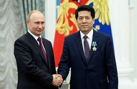 Ông Lý Huy chụp ảnh với Tổng thống Nga Vladimir Putin khi ông còn là đại sứ Trung Quốc tại Nga. Ảnh: TÂN HOA XÃ